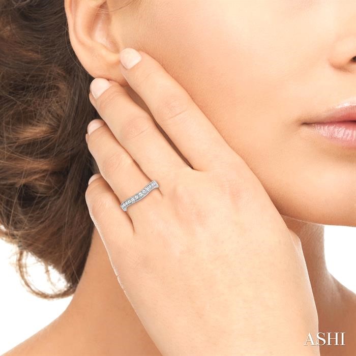 CURVED DIAMOND WEDDING BAND - Image 4