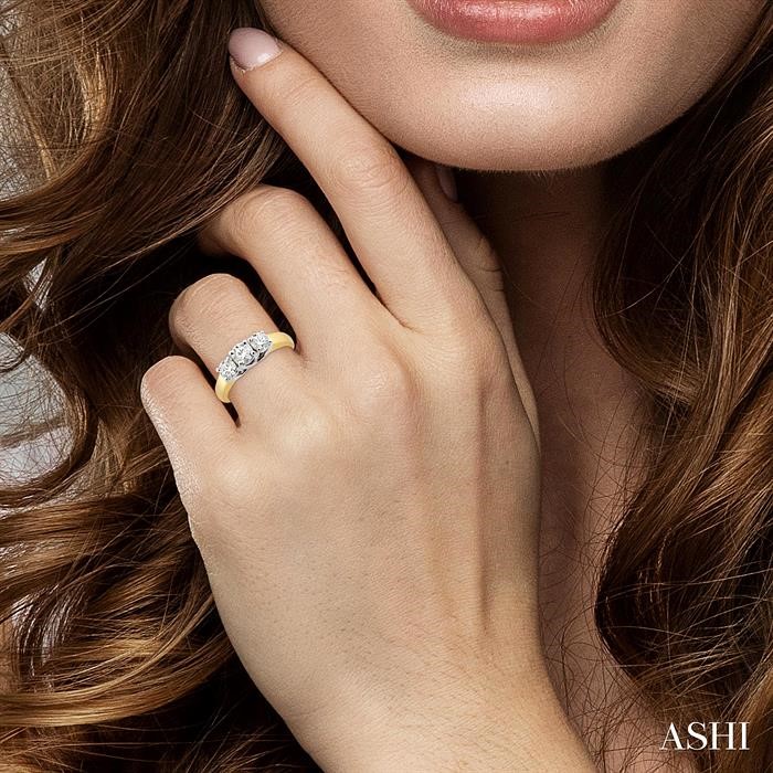 ROUND SHAPE PAST PRESENT & FUTURE DIAMOND ENGAGEMENT RING - Image 4