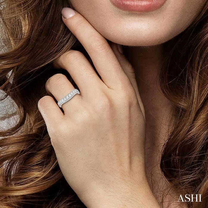 DIAMOND CURVED WEDDING BAND - Image 4